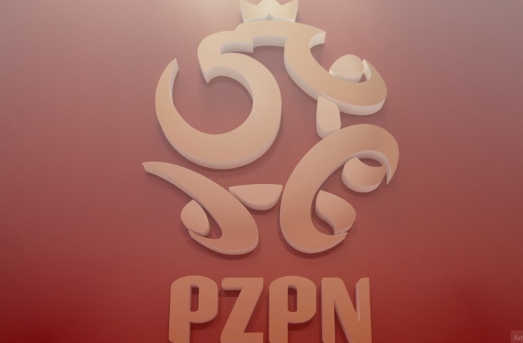 波兰足协谴责燃放烟火球迷：绝不容忍违反球场安全规定的行为