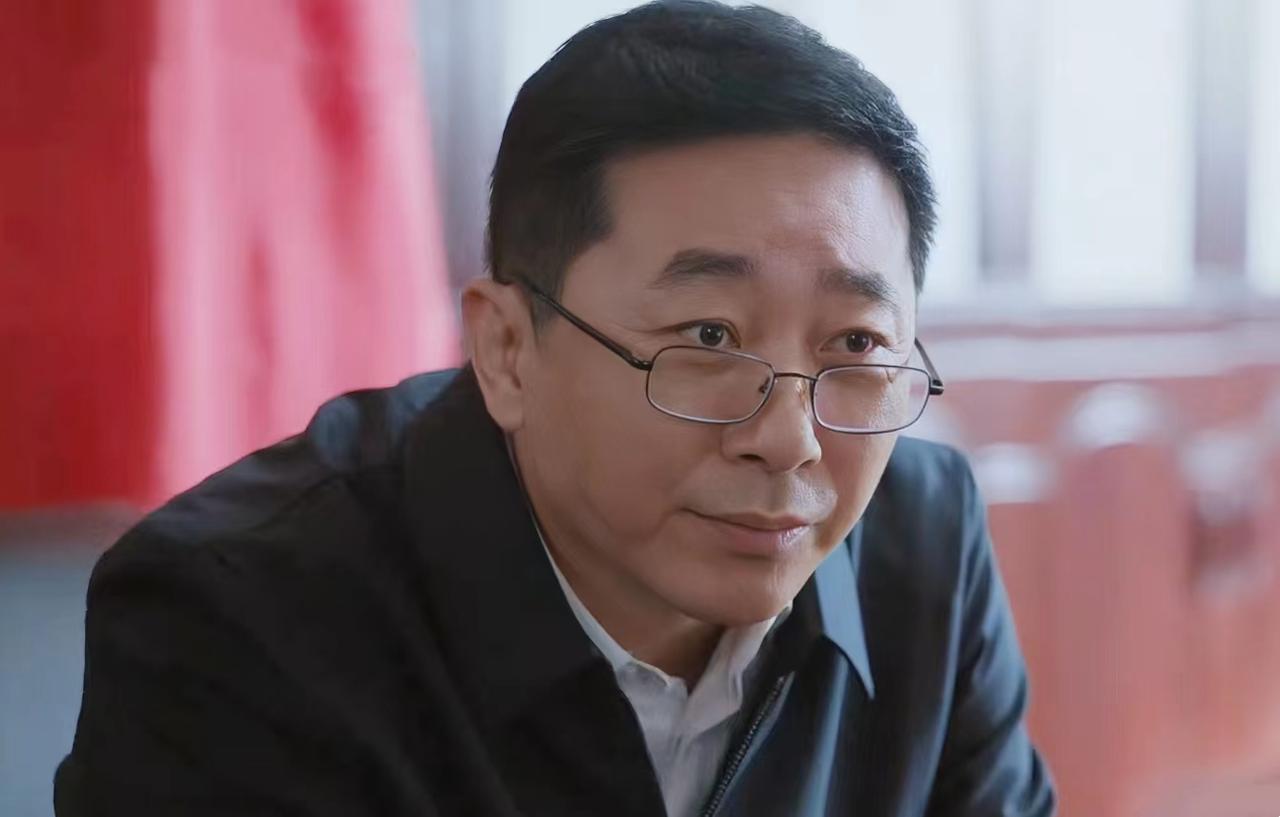 

《江河日上》这部剧在官场的职级和人物关系方面太乱了让人看不懂，大概说两点：
