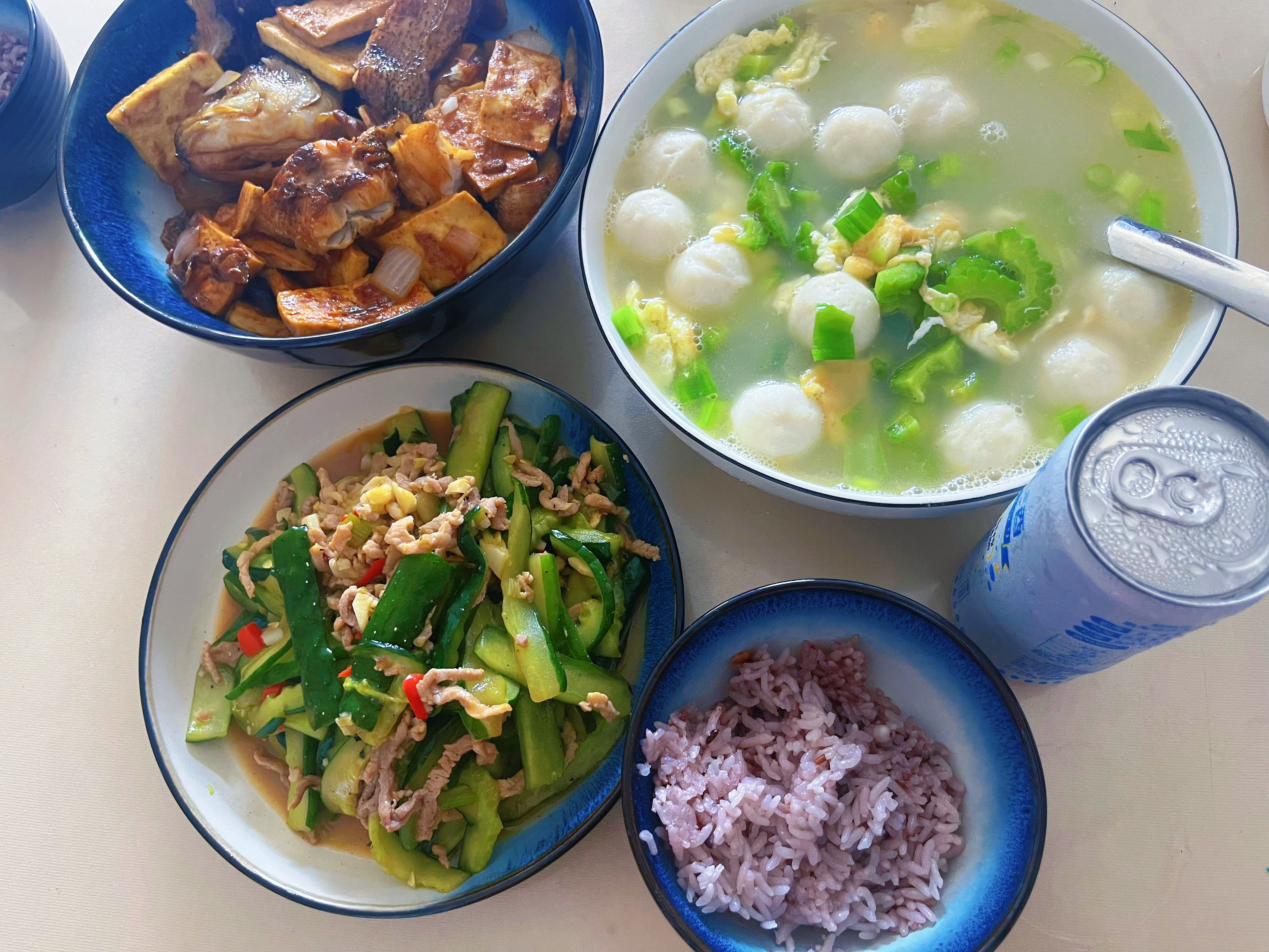 今天中午两人合作做的两菜一汤他做的鲈鱼豆腐煲我做的黄瓜条炒肉丝还有苦瓜鱼丸汤人到