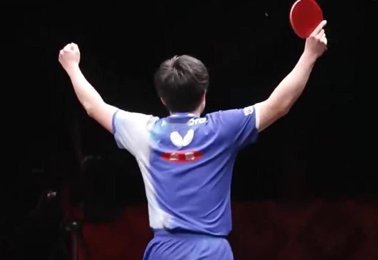 张本智和战胜西蒙.高茨以后，做出了跟樊振东一样的庆祝动作，。
他先是高举双手，然