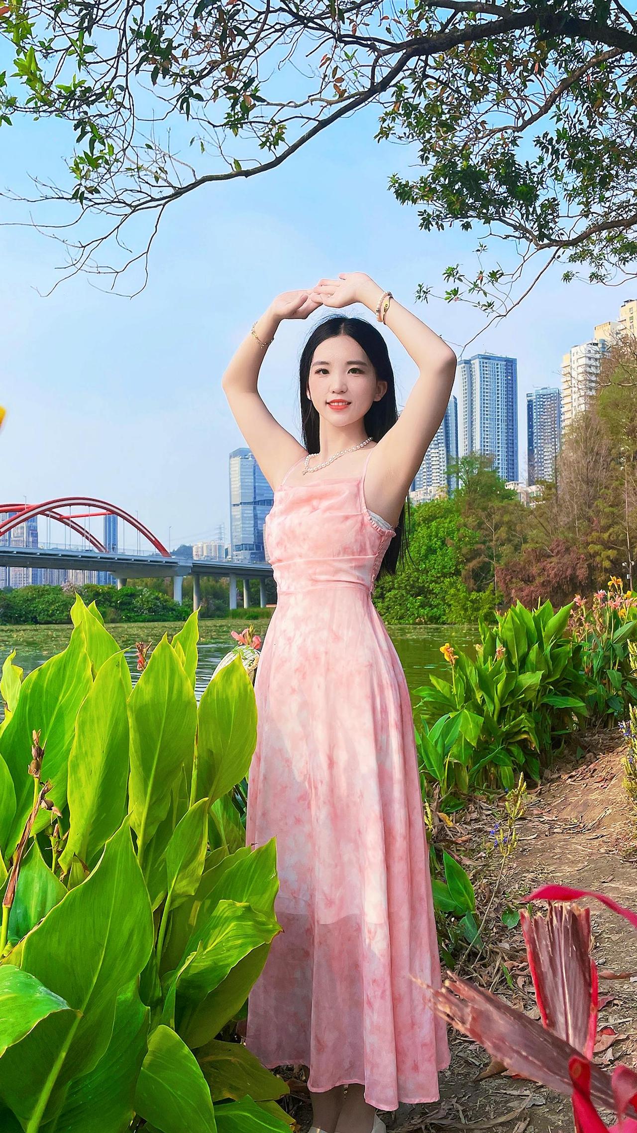 你携缓缓月色而来，而雪也好似温柔弥漫。红颜倩影入诗行，一笑人间四月天。
美女 清