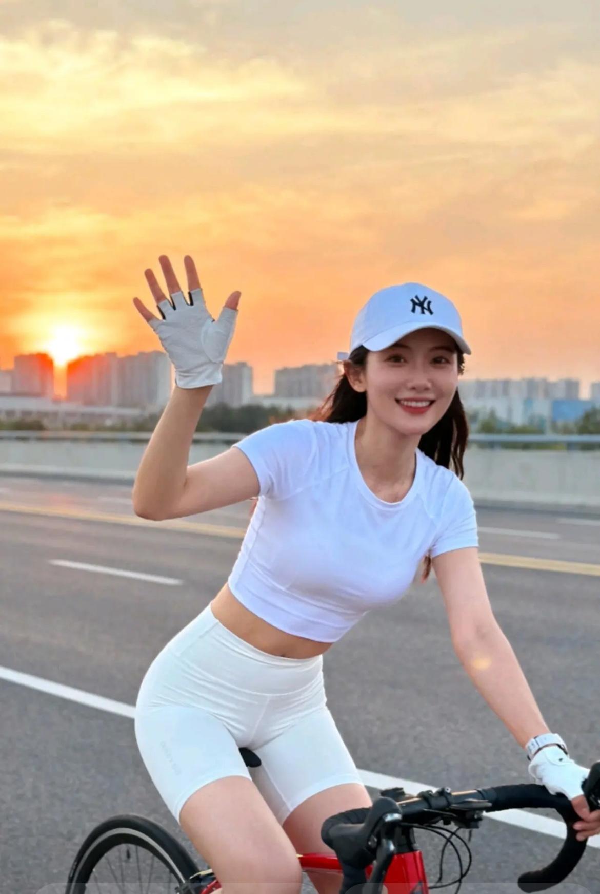 现在很多人都有的通病：

你不找我聊，
我也不找你聊。
就像两棵挨着的树，
明明