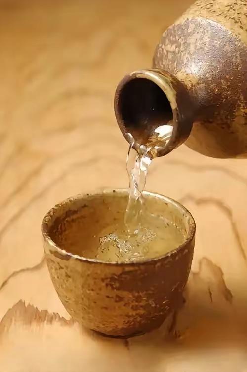 喝的是情趣！
晚上喝两口酒的感觉，有人说喝的是孤独，有人说喝的是享受，更有人说喝