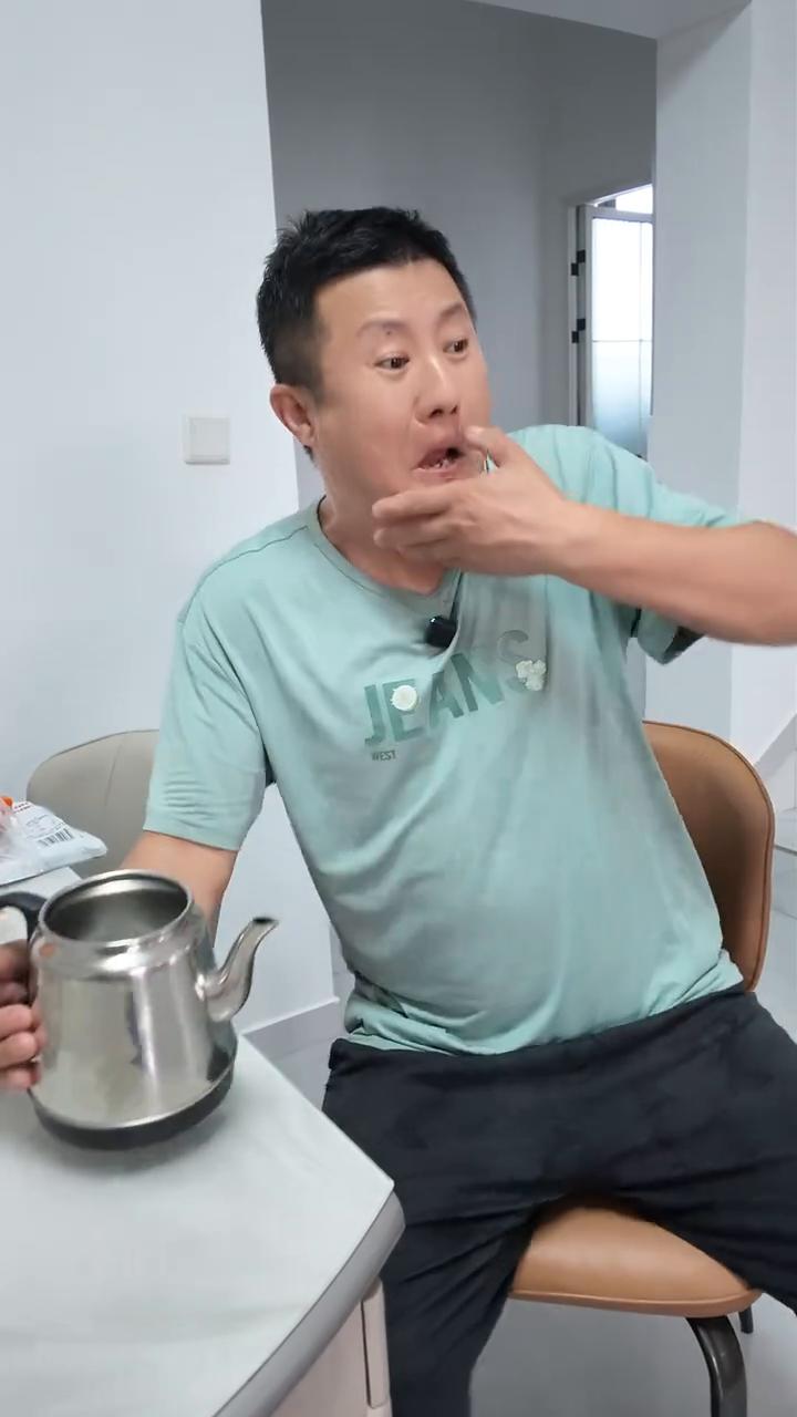 大白子，一会该吃饭了。大白子，你给我等着。大白子，就我家这个猫霍霍家能养吗？还扔