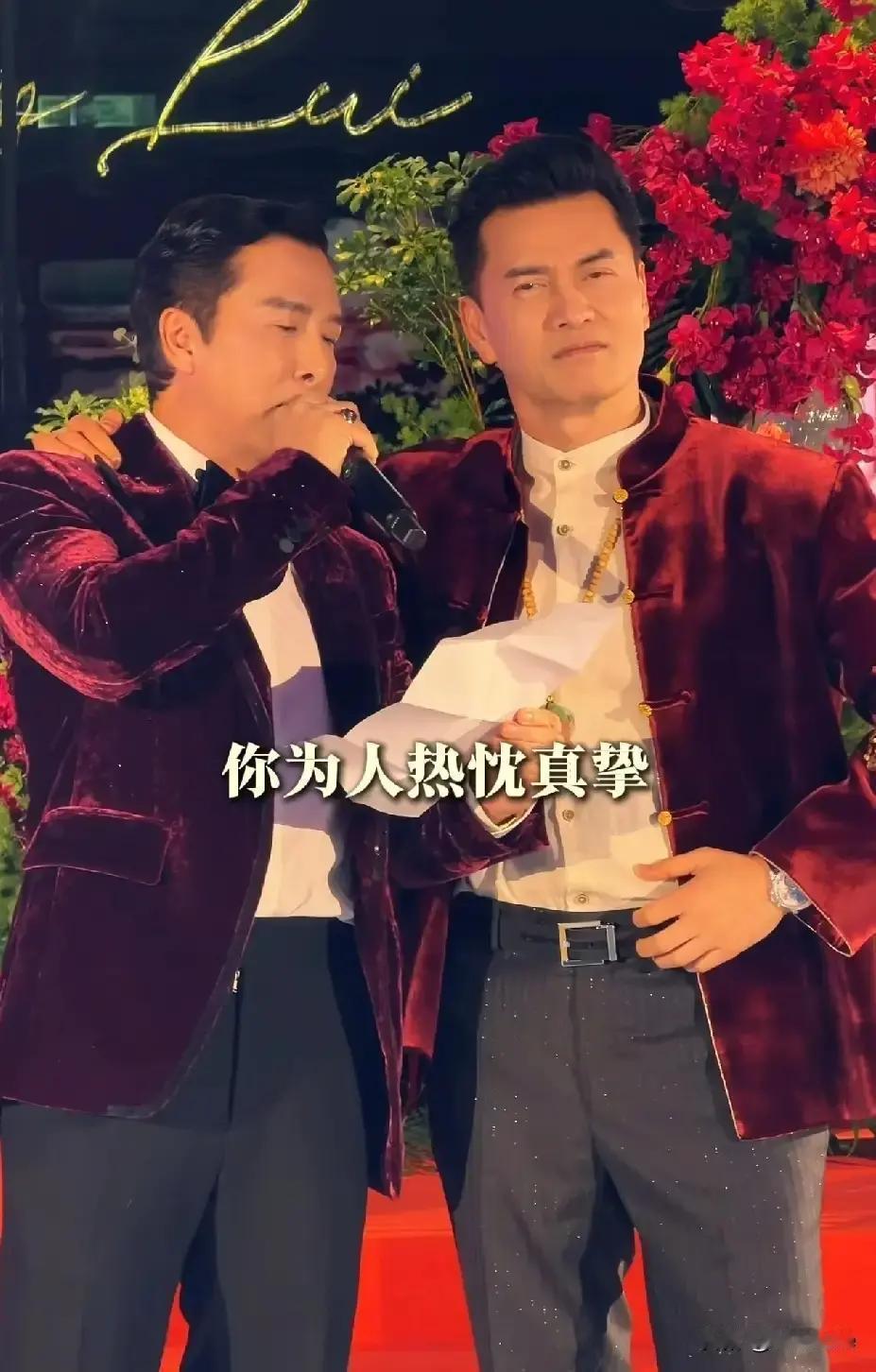 七十岁寿宴上撞衫了。
 
不是尴尬，是两人同时解开西装扣子的动作都一模一样。吕良