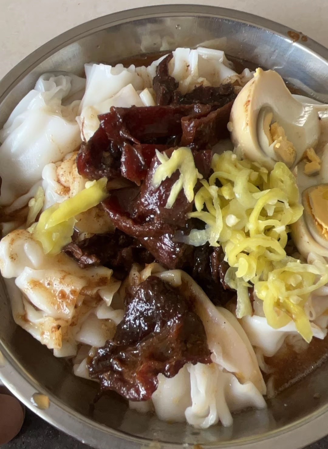 玉林牛巴凉拌粉玉林美食玉林美食攻略 在炎热的夏日，吃一碗玉林的牛巴凉拌粉！   