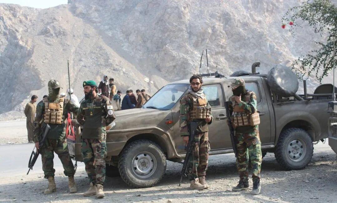 巴基斯坦这次突然升级对阿富汗的军事行动，核心目标其实很清晰——不是全面战争，而是