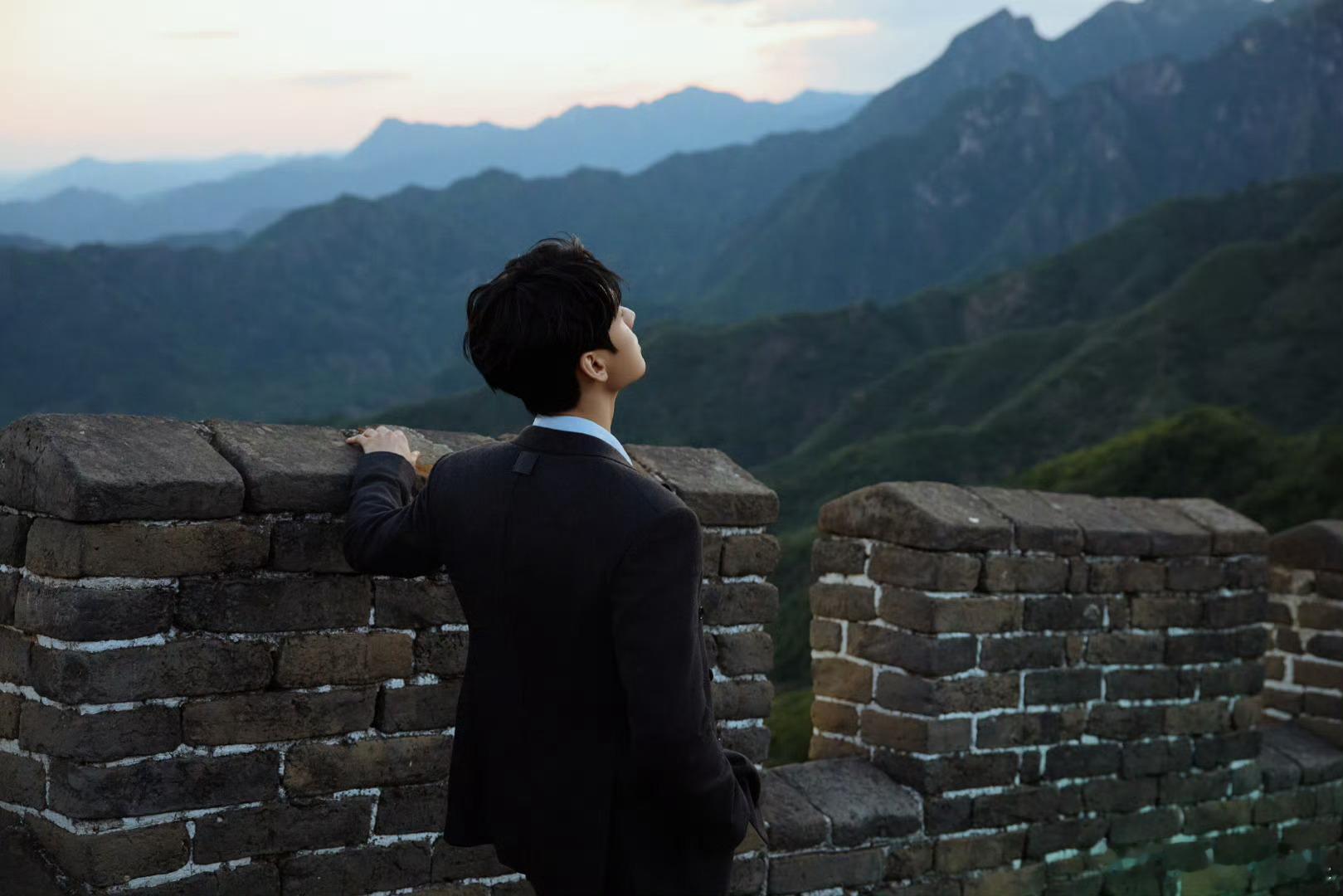 龚俊长城篇放送龚俊长城侧拍龚俊长城篇放送，好帅吧，[送花花][送花花] ​​​