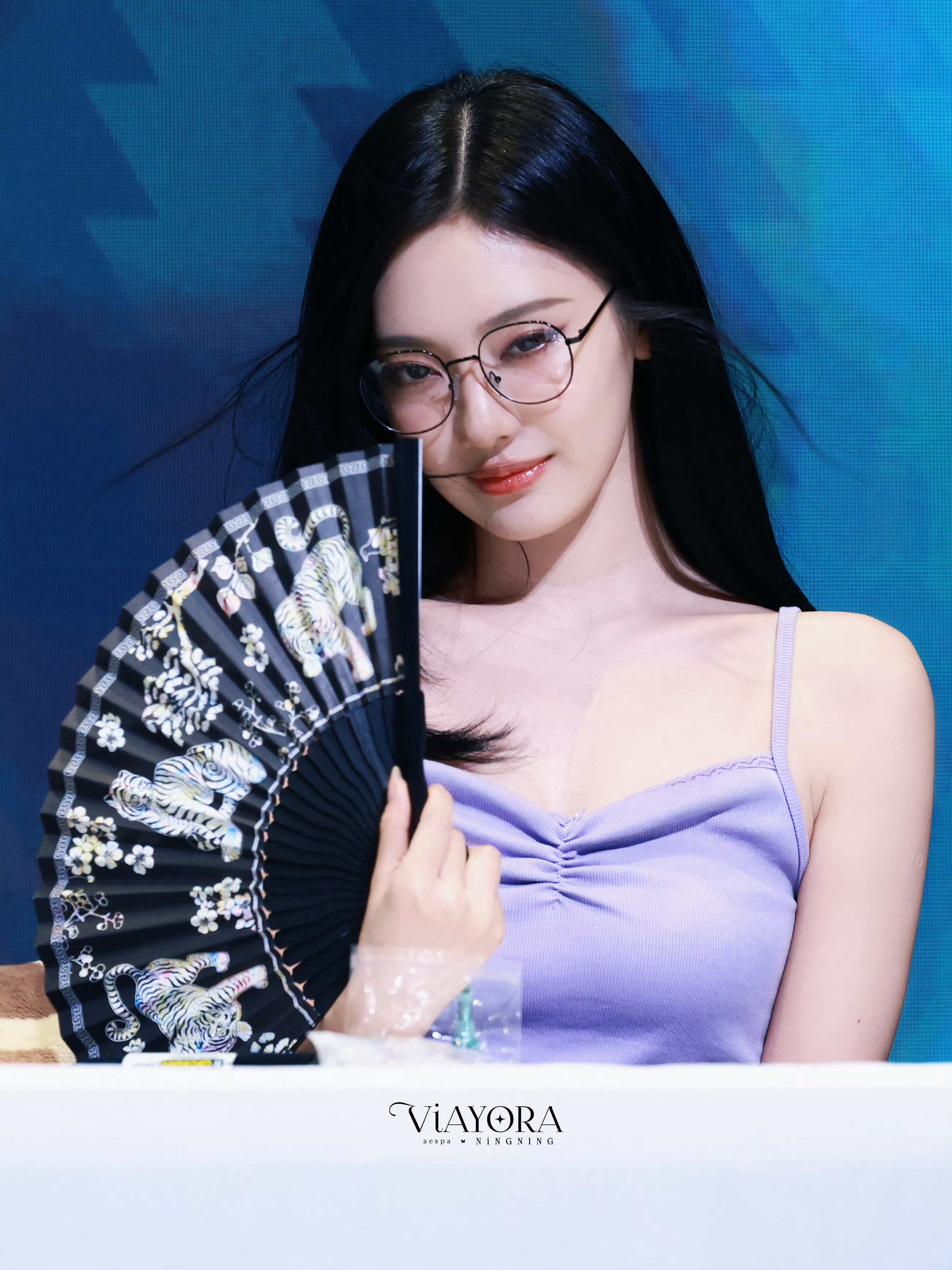 偷戴大人眼镜的小咪 