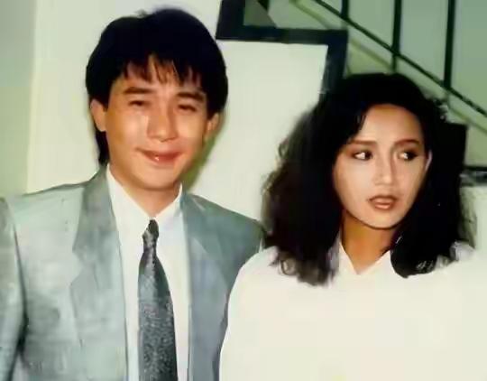 曾华倩的人生那叫一个精彩。她出身香港富裕家庭，小时候就颜值超高，像精致布娃娃，很