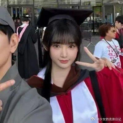 林俊杰七七 超甜情头林俊杰晒出与女友七七的毕业典礼合照，同款铁刘海造型让网友直呼