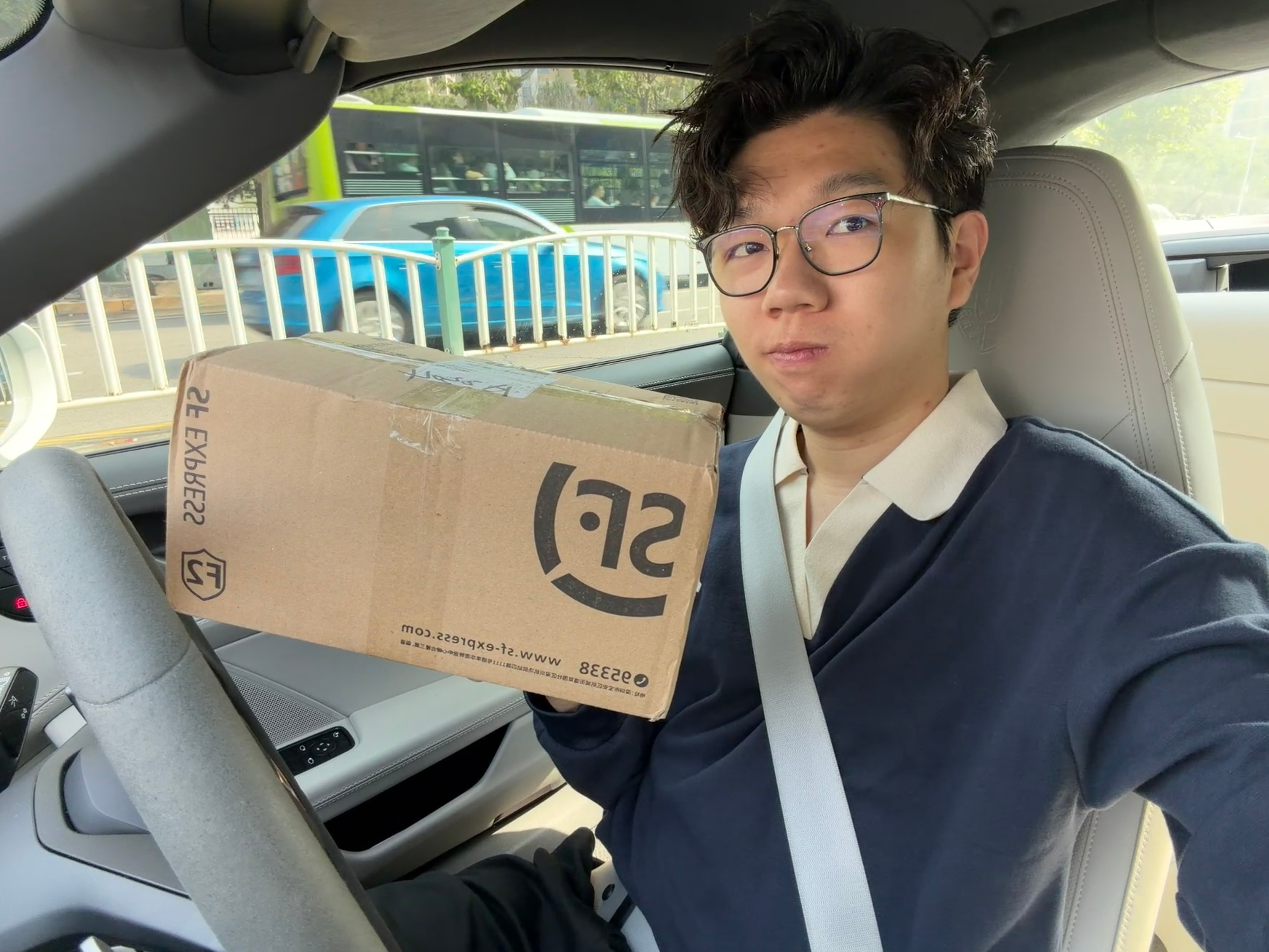 嘻嘻，去公司拍个神秘产品的开箱。[doge]华为Mate90 ​​​