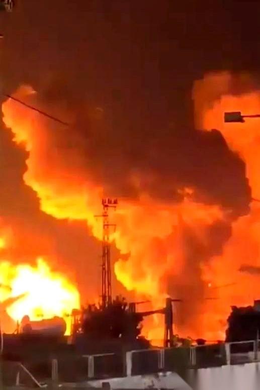 前脚大使馆刚被以色列炸上天，死了好几个将军。
后脚伊朗就宣布：行，我跟美国谈。