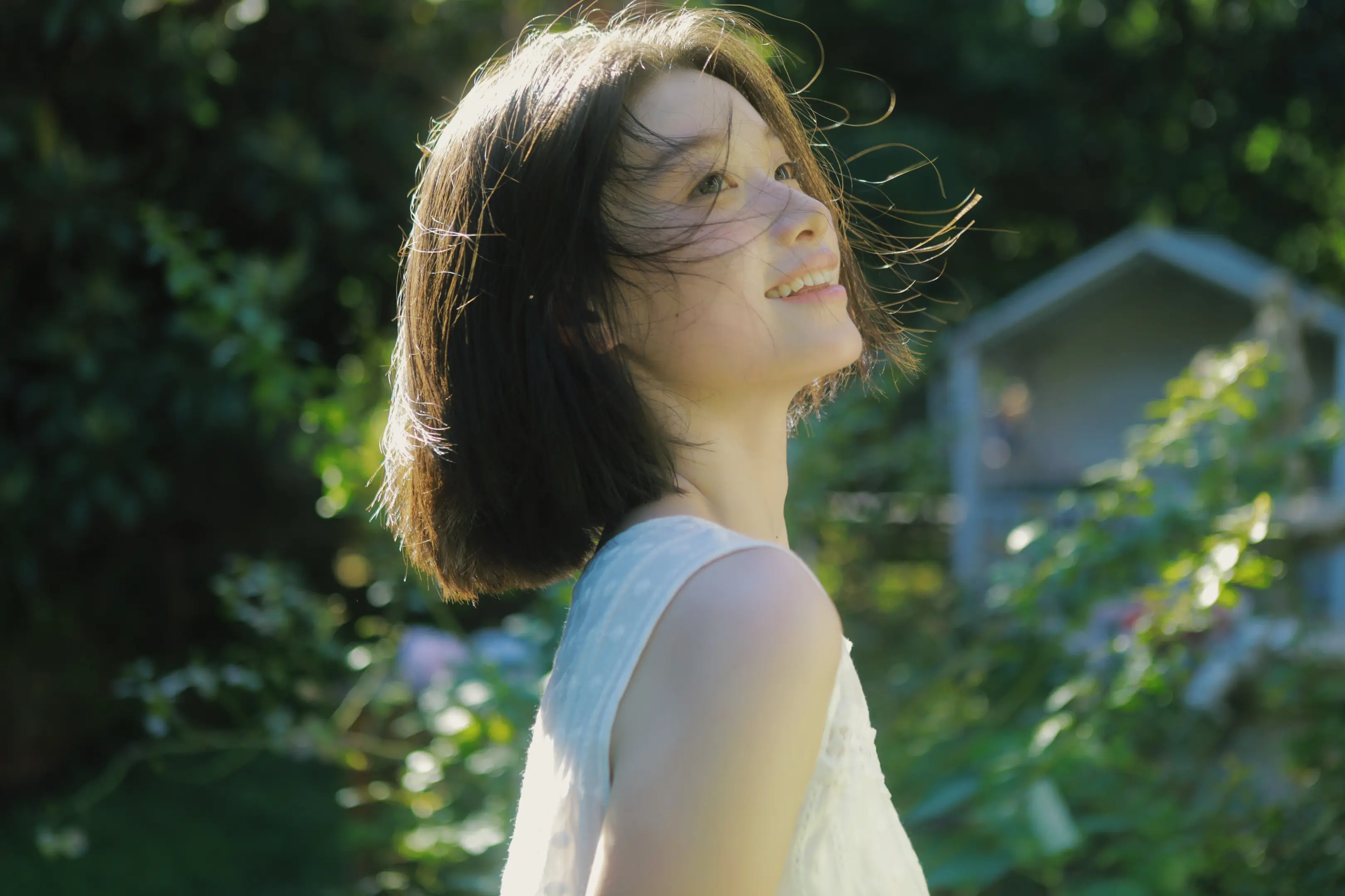 “我们不要在这里，跟我回去十八岁，躲到杜鹃花丛下，不要被命运找到。”