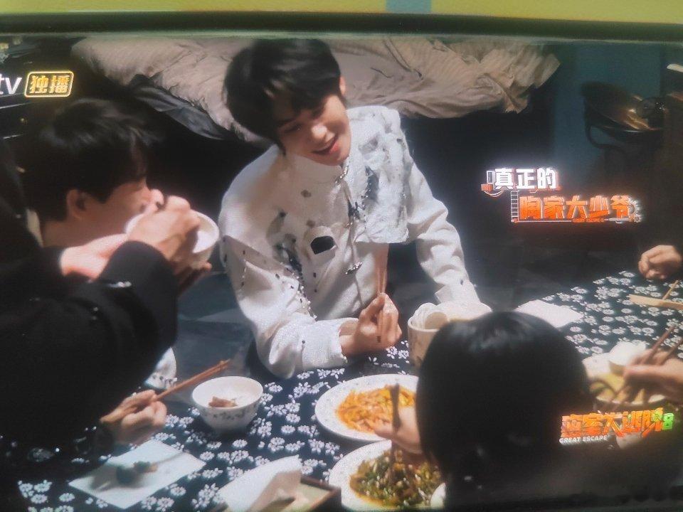 张真源是真少爷张真源让彭昱畅坐他身上 真少爷 