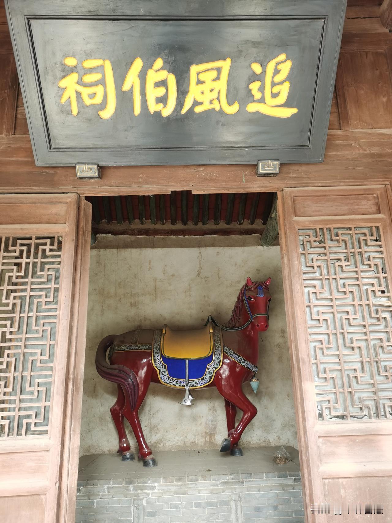 赤兔马没有为吕布尽忠，或许是因为吕布三姓家奴。在关羽死后却能为他绝食而亡，终被明