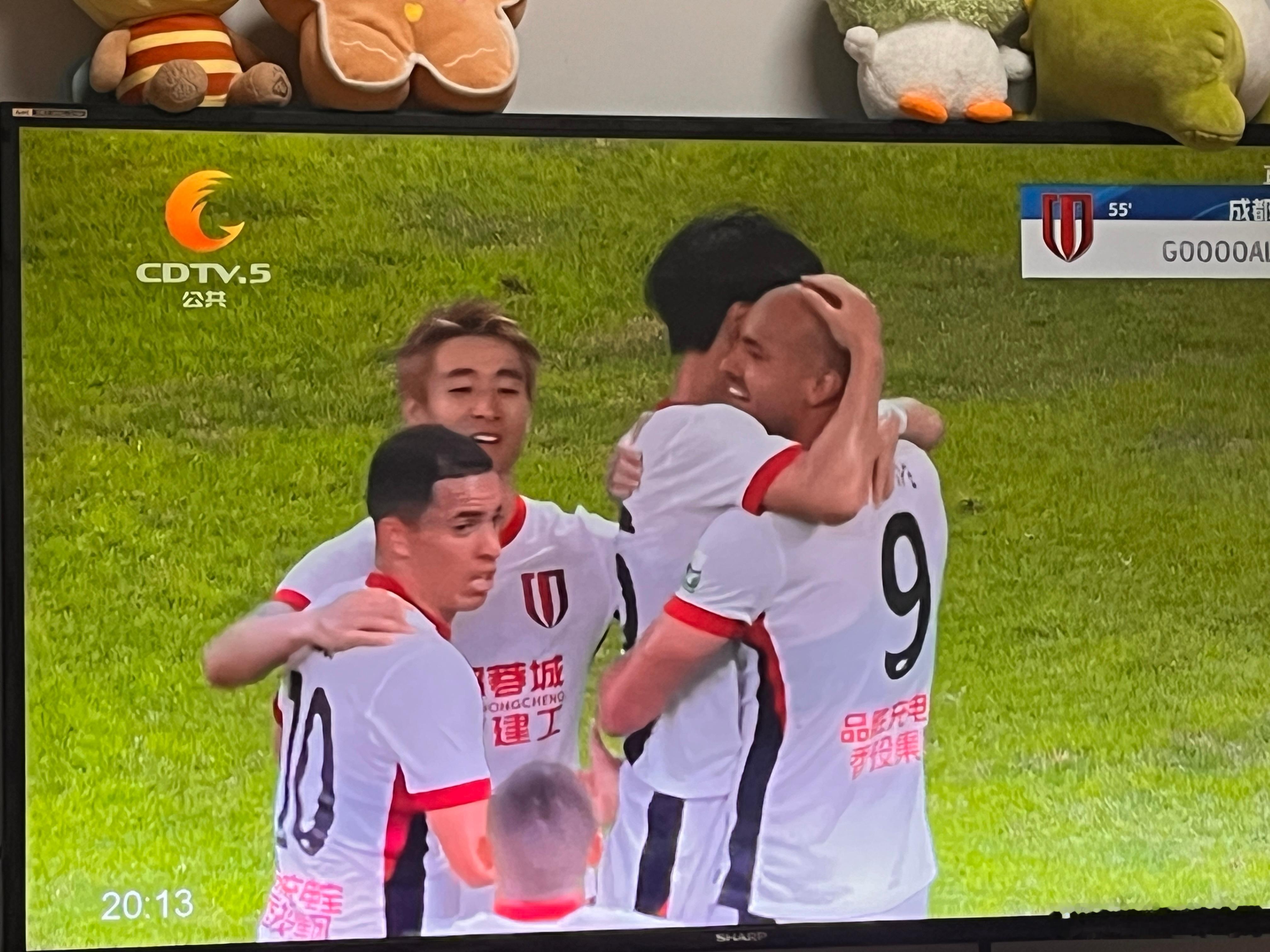 杨明洋破门，打破僵局，蓉城1比0海牛。有1球在手，比赛就好踢多了，海牛的铁桶阵要