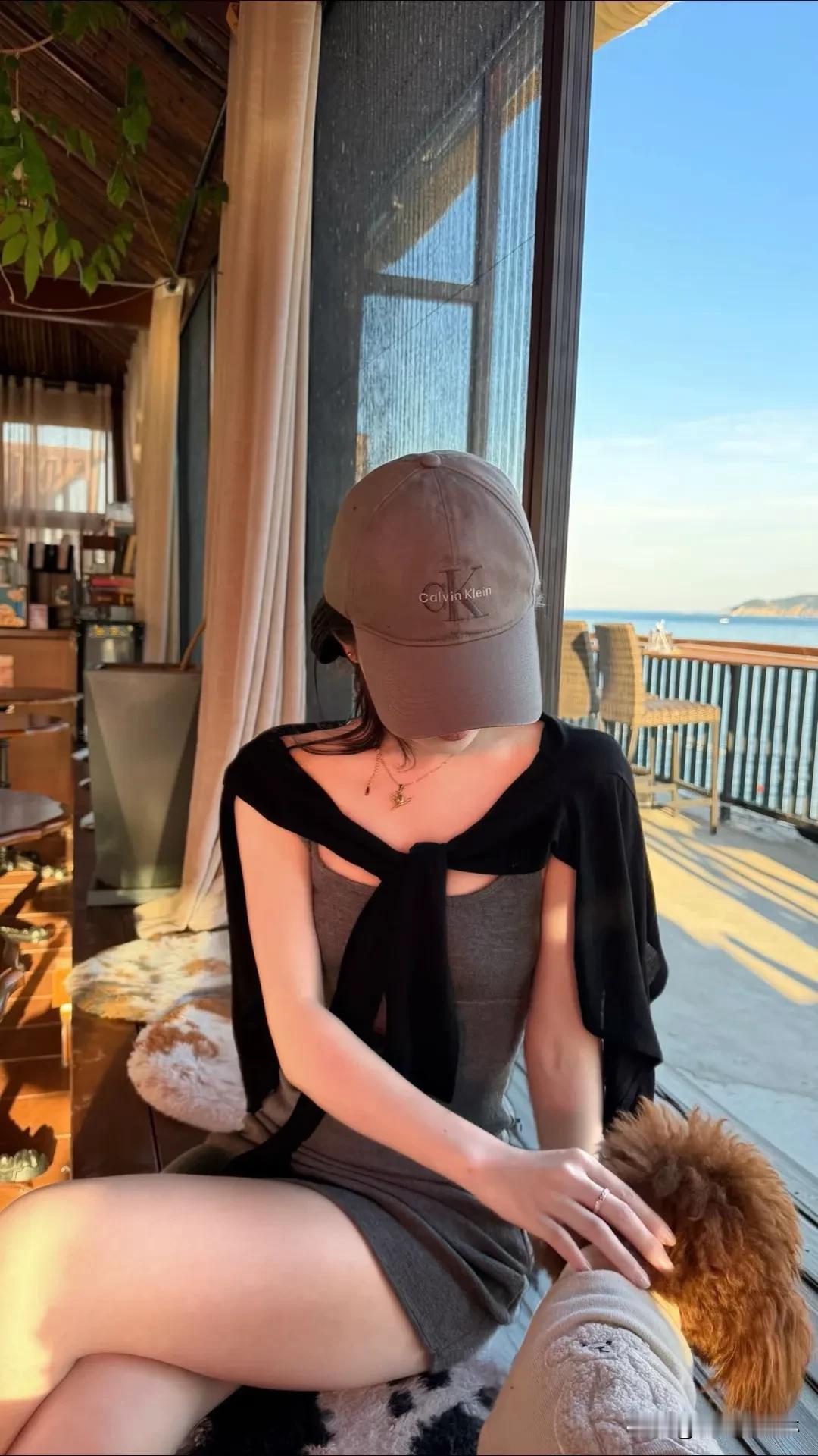 海风撩起裙摆，  
女孩轻闭双眼，  
这一刻，  
烦恼随浪花消散。