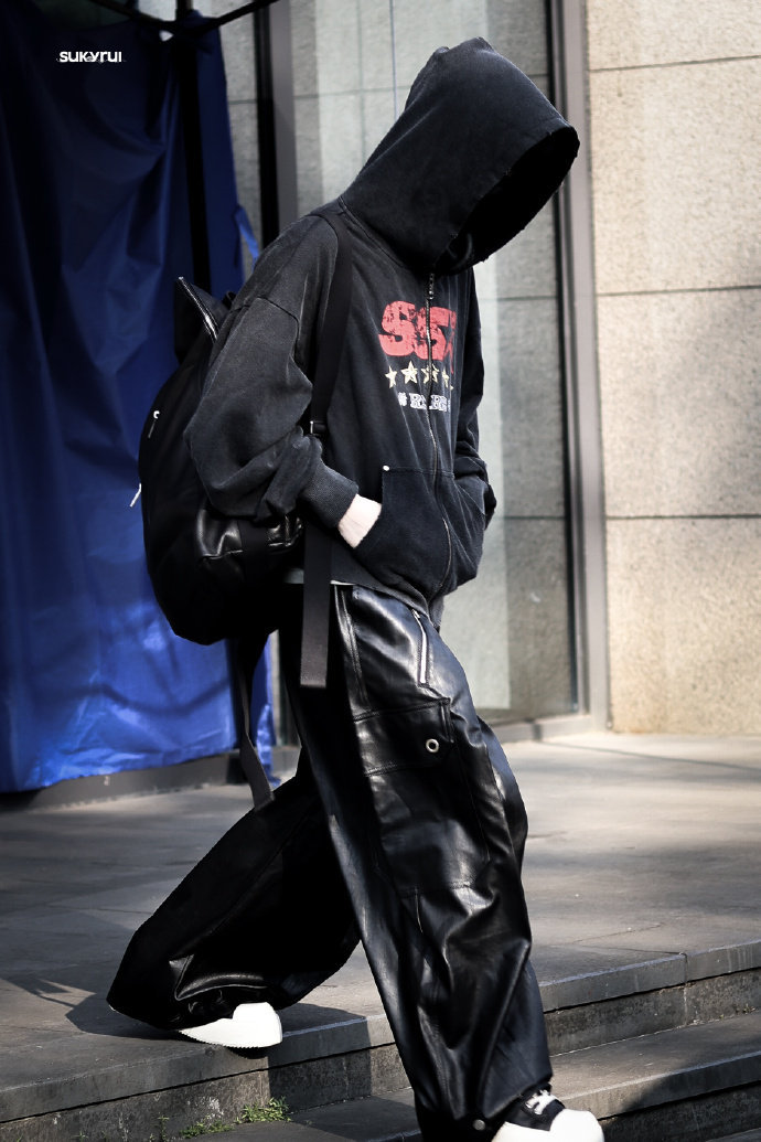 张函瑞双手插兜  张函瑞今日份上班饭拍来啦，双手插兜冷感十足！期待和这个小男孩的