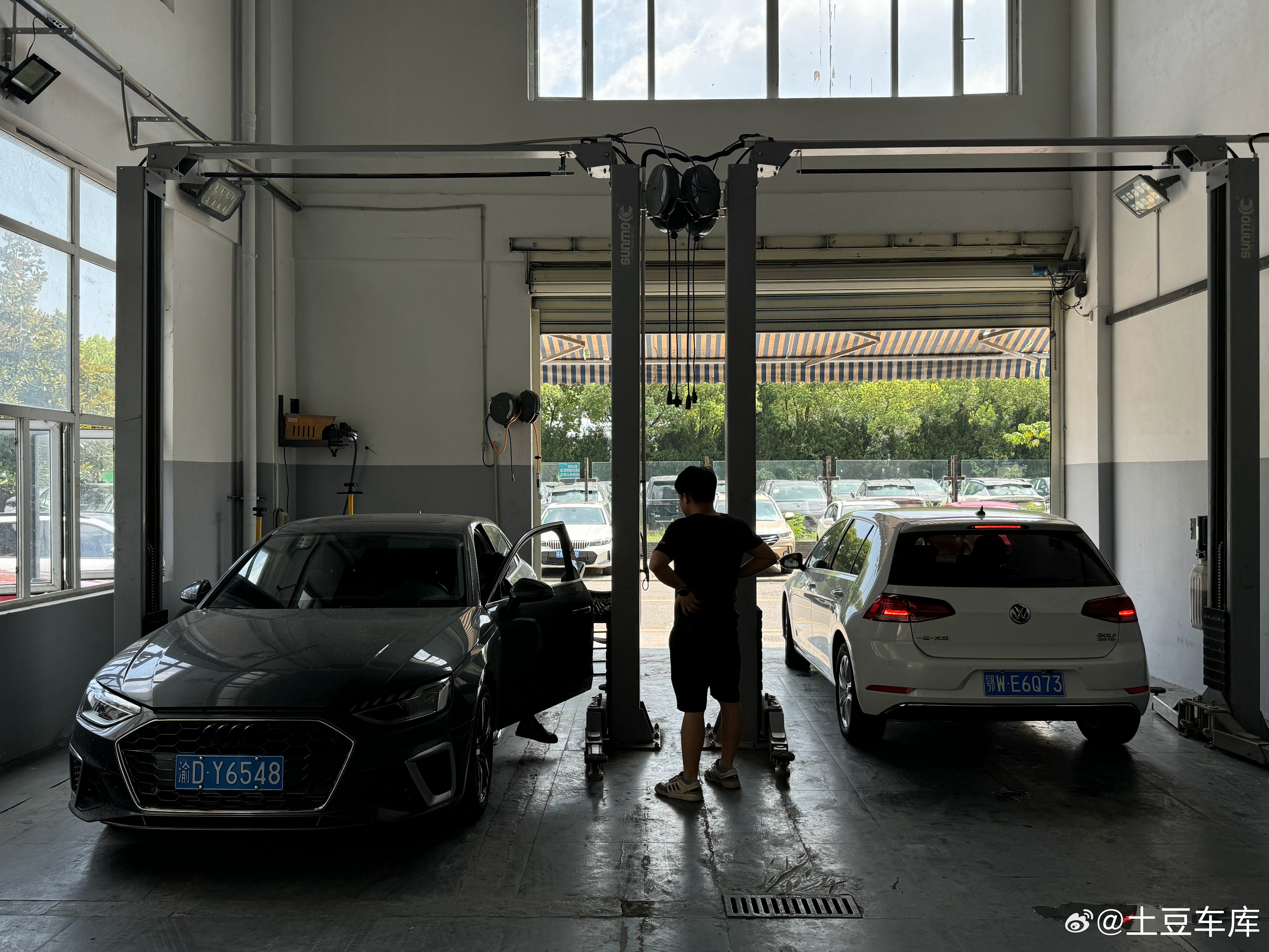 天气炎热四台车准备交付师傅们正在施工中1 奥迪A4 2 大众高尔夫3 凯迪拉克X