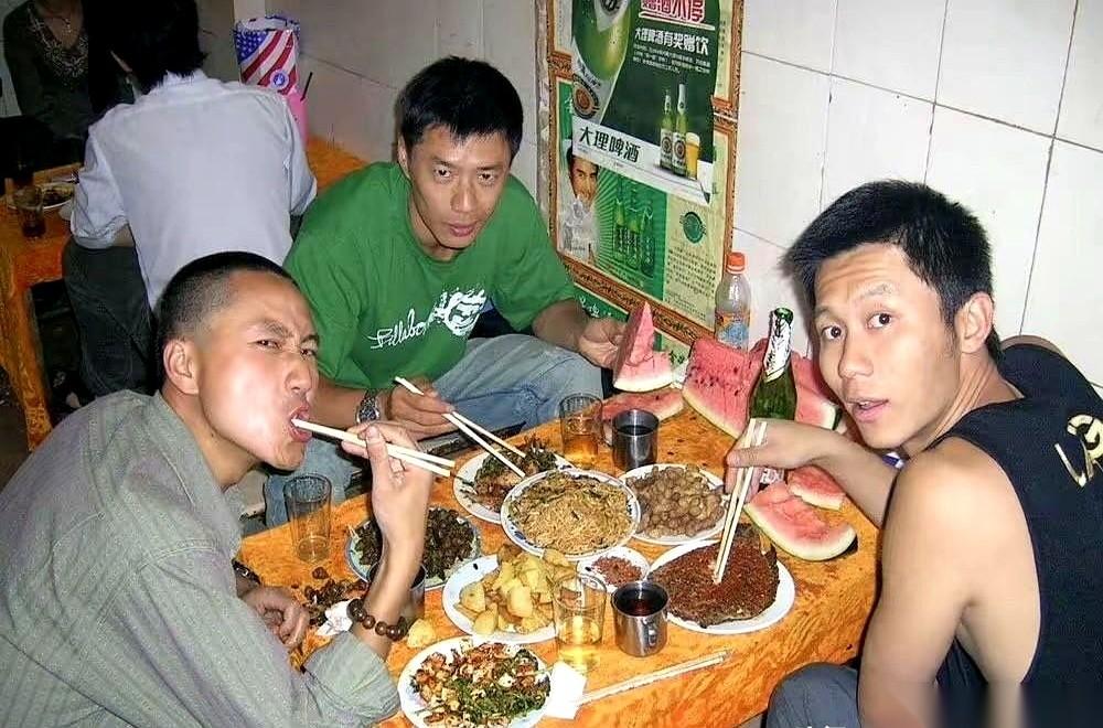 2006年的云南昆明，一家再普通不过的街头小馆子里，坐着三个当时走在路上都没几个