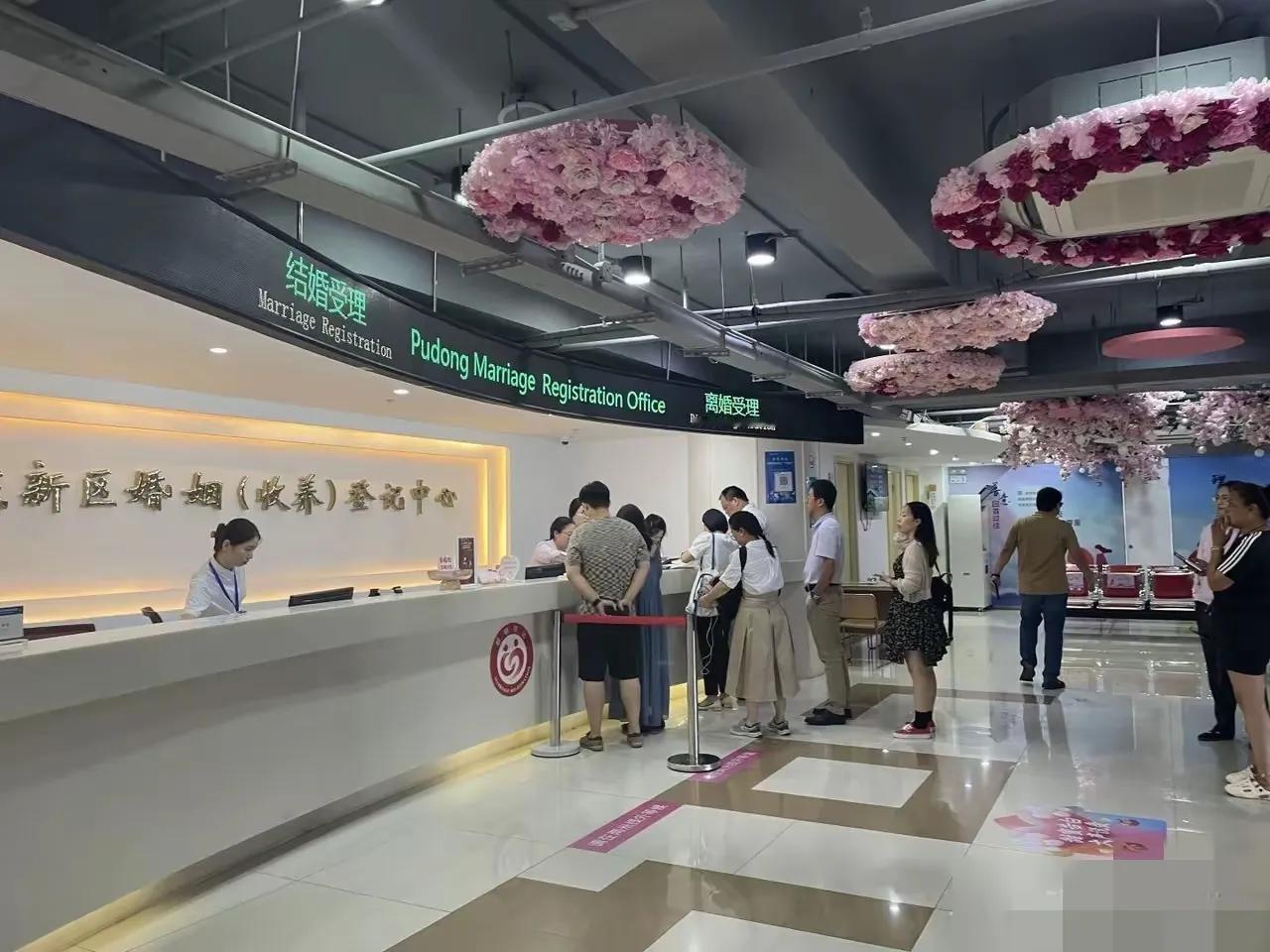令人尴尬的一幕，出现在民政局，大好的日子，结婚的空无一人，离婚的却排起了长龙。这