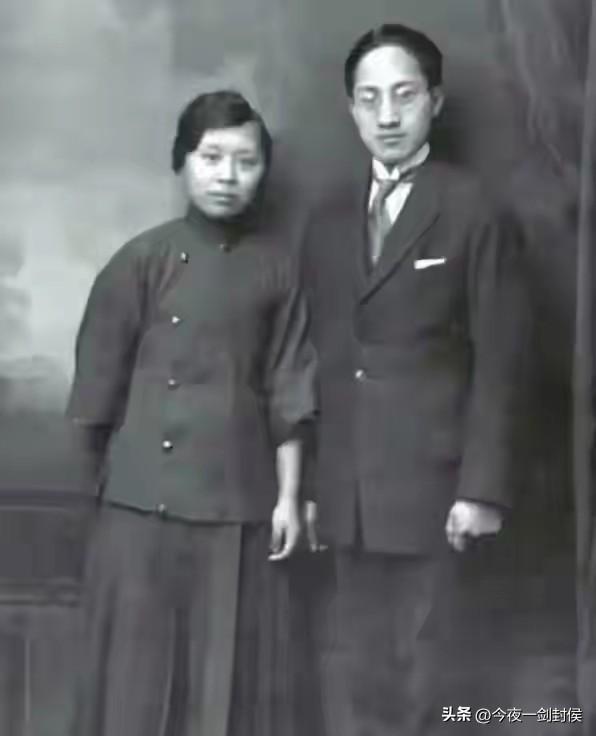 爱情就是一张黑白照片，简简单单。
徐志摩的正妻是张幼仪，但他后来离婚后娶了陆小曼