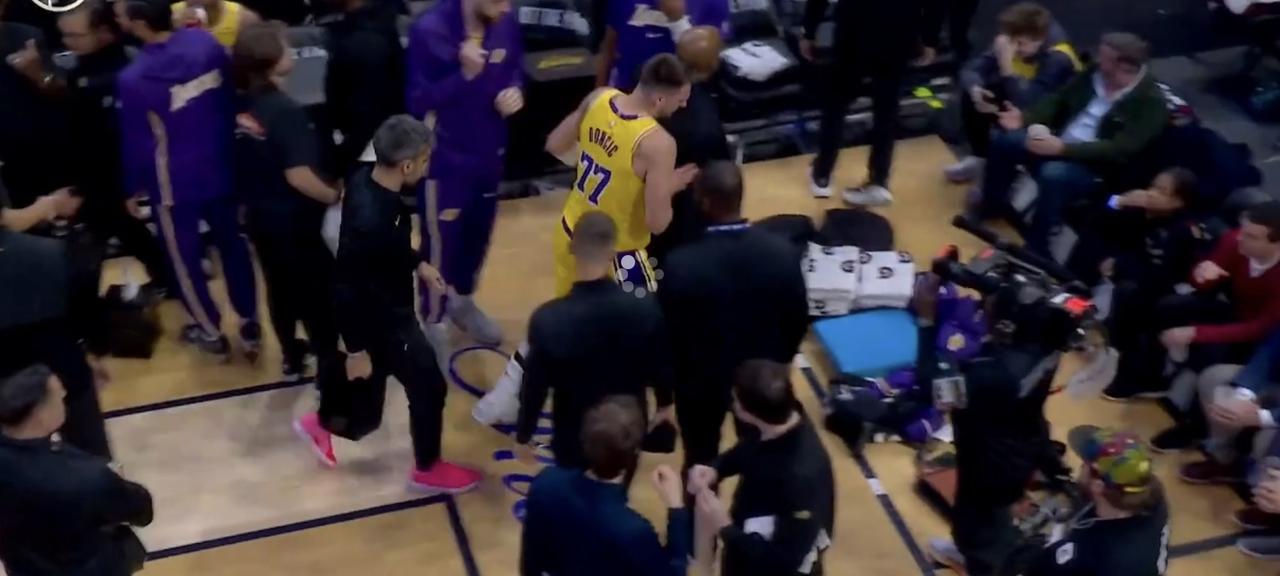 骑士这个坑人球馆，联盟真的放任不管吗？
这已经不是第一次有人因为这个落差25厘米