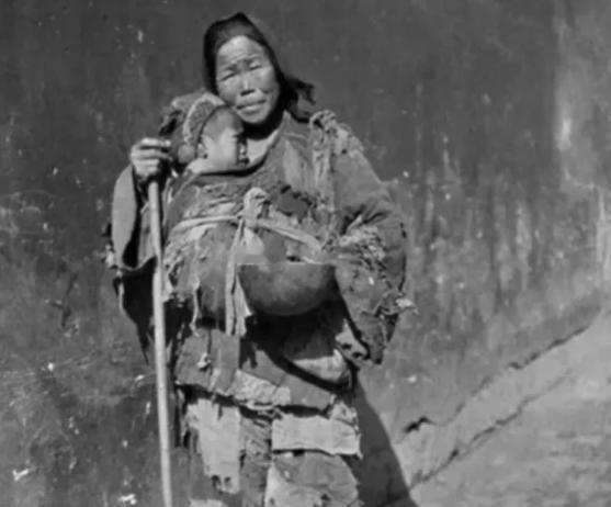 1949年，湖南平江解放后，有一个乞丐模样的妇人，径直走进了县委大院，当门口的守