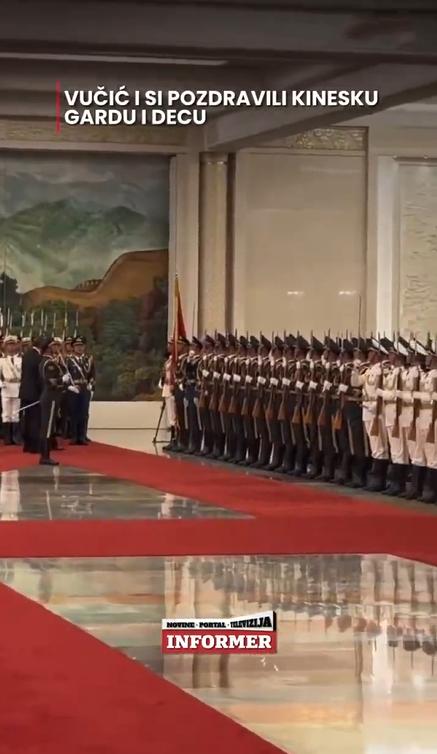 5月25日外媒镜头下的武契奇出席北京欢迎仪式；他穿着一身黑色西服系着黑色领带，走