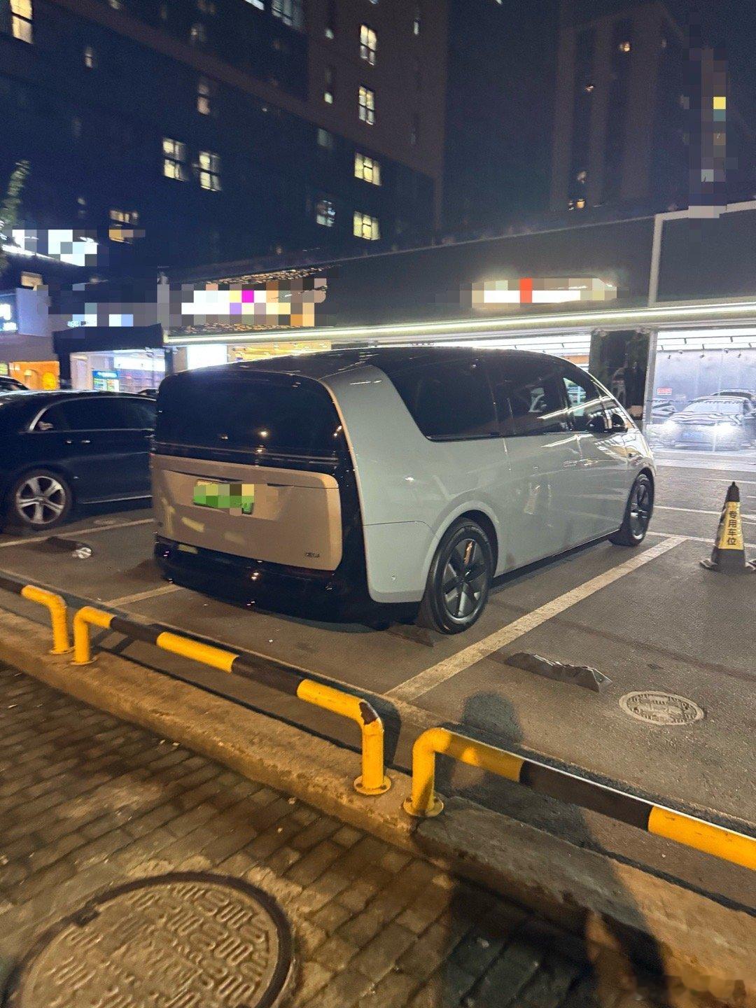 理想i8之前碟照的时候，我说实话觉得有点怪，但是如今光看照片，我已经觉得很香了。