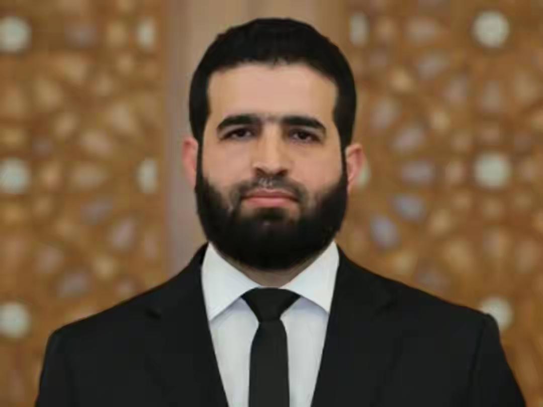 这就是朱拉尼任命的内政部长阿纳斯·哈塔卜，也是朱拉尼的从龙之臣，在朱拉尼当基地头