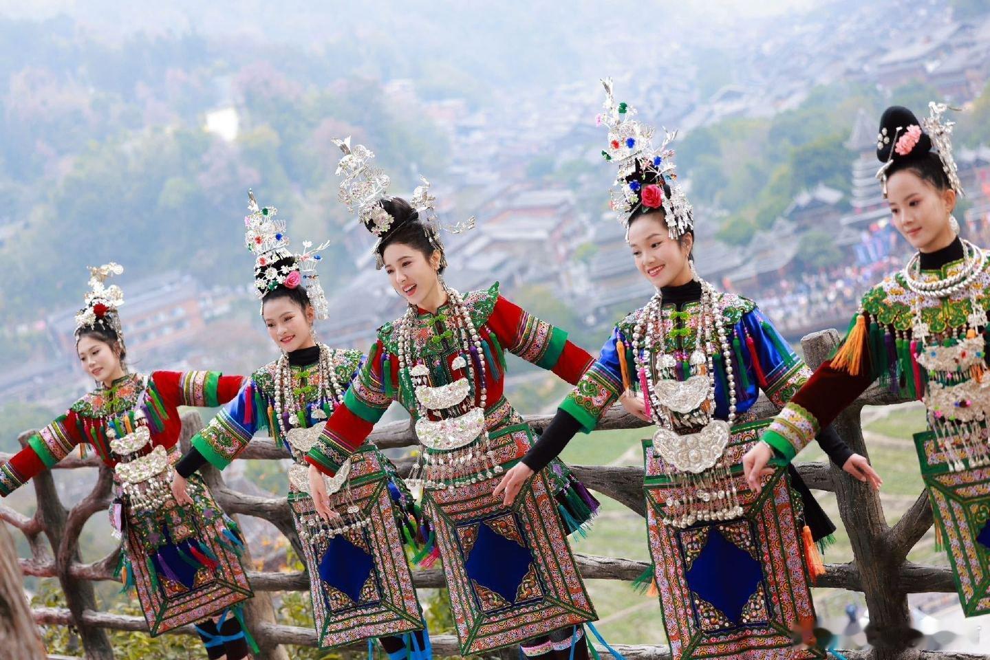 曾黎我有点不认识你了曾黎姐姐这是去参加了民族风cosplay大赛吗？美得不像话！