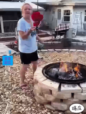 特朗普粉丝纷纷碳化。美国这几天反战示威游行中，除了大部分是民主党支持者以外，反特