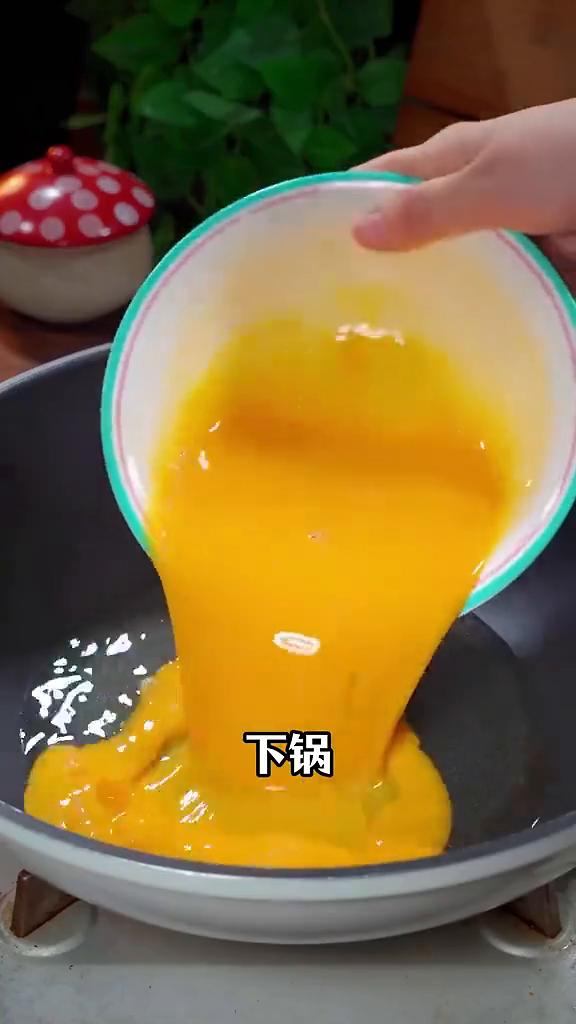 ·白菜切段，豆腐切小块。
·鸡蛋加盐、大蒜下锅煎金黄，切小块。
·开水煮三分钟，