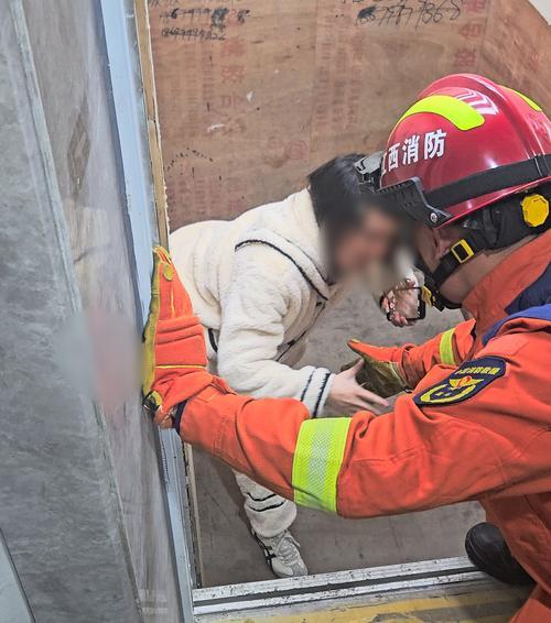 近日大理网民在人民网领导留言板给大理州委书记留言反映：被困电梯

1月27日满江