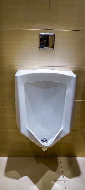 男人尿完后抖一下，其实有科学原因。从生理角度讲，排尿会带走身体一部分热量，使体温