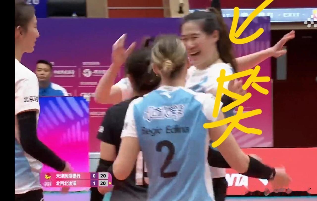 王云蕗笑得好快活啊[呲牙]
原来孟豆与自由人孙婉鋆为积极争抢一个球，把球颠到对手