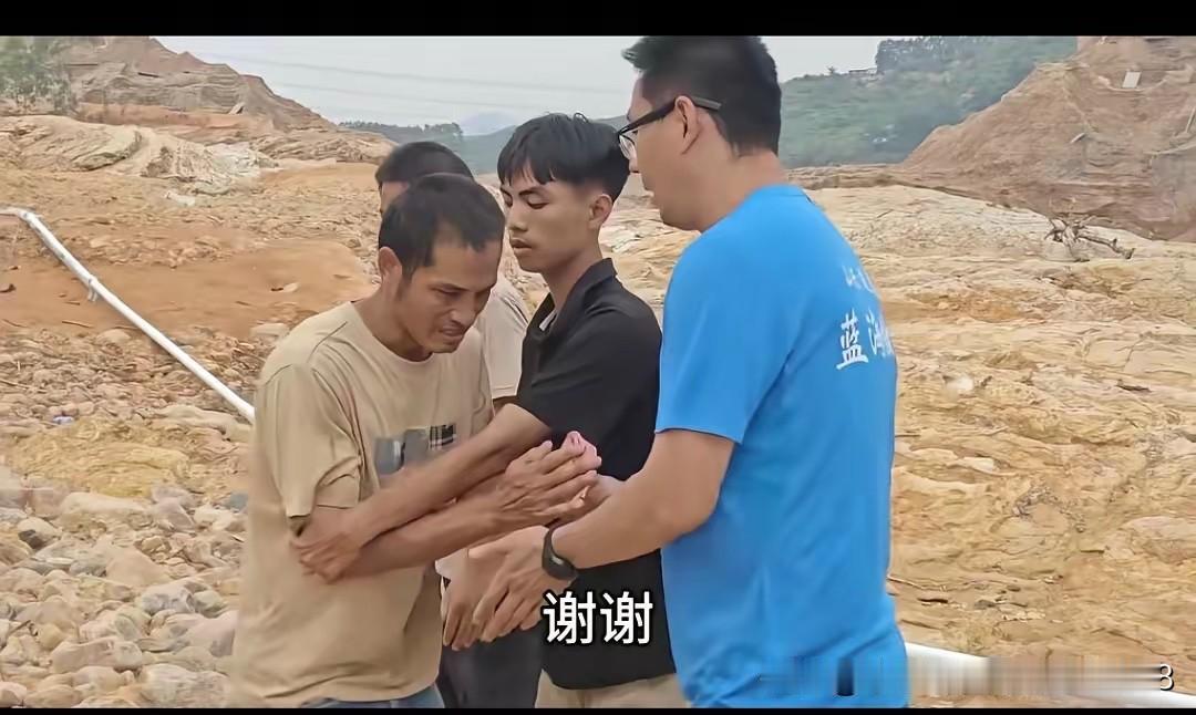 山东一位大哥给韦大哥捐助了一万元现金，韦大哥感动得当场想要下跪道谢，好在被好心人