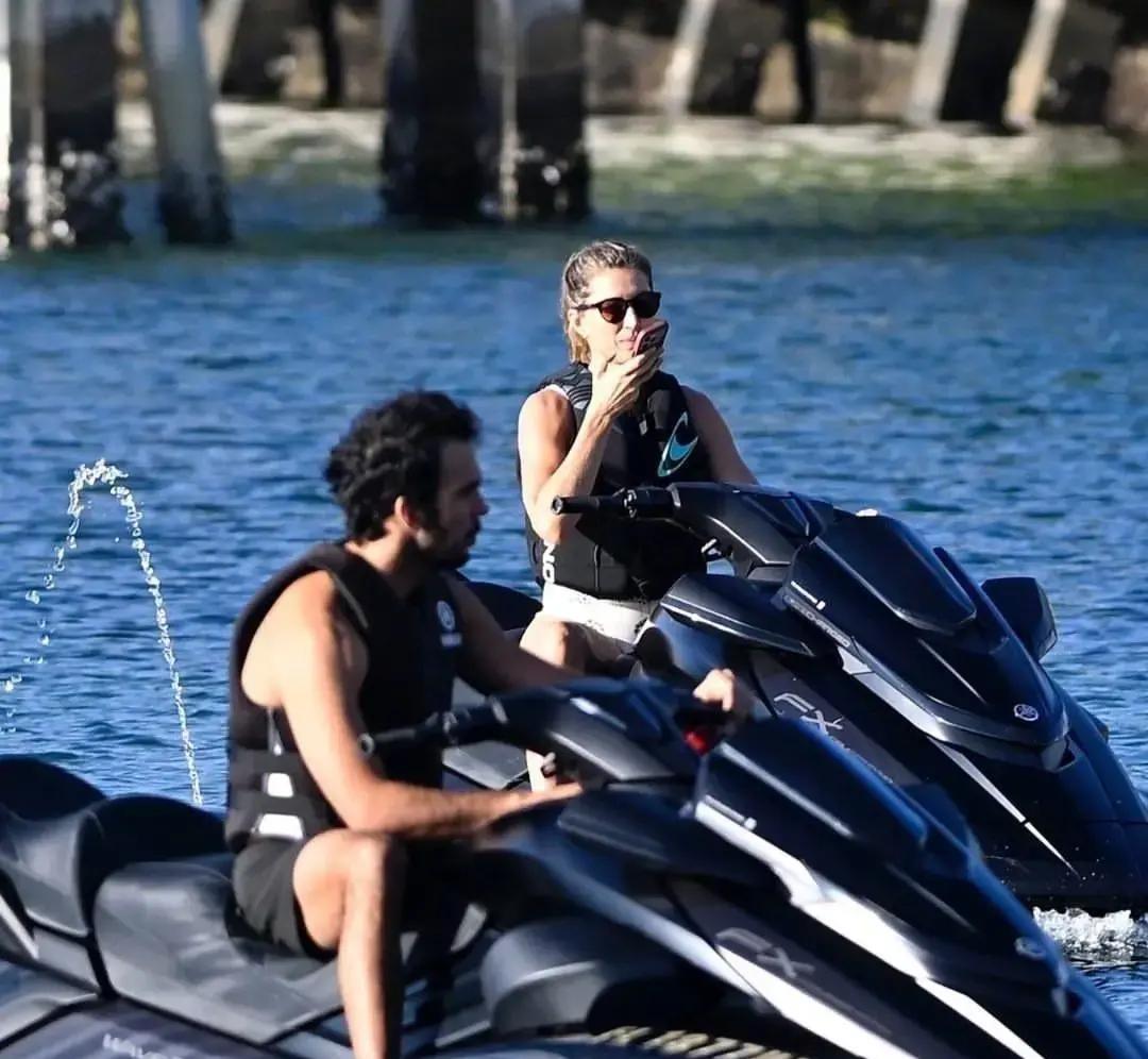 45岁，她亲手撕掉了“世界第一超模”的标签。
现在，她是柔术紫带，在佛罗里达的赛