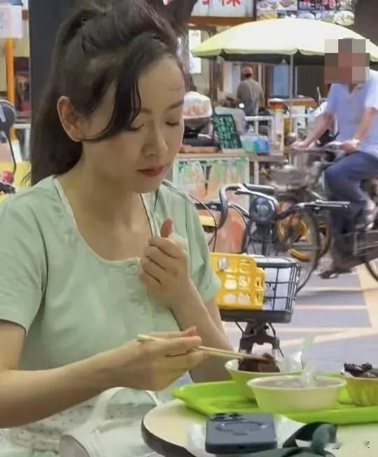 杨思琦的前男友，是老戏骨兼武术指导鼎爷的儿子，他本身也是18线龙套+赛车手+特技