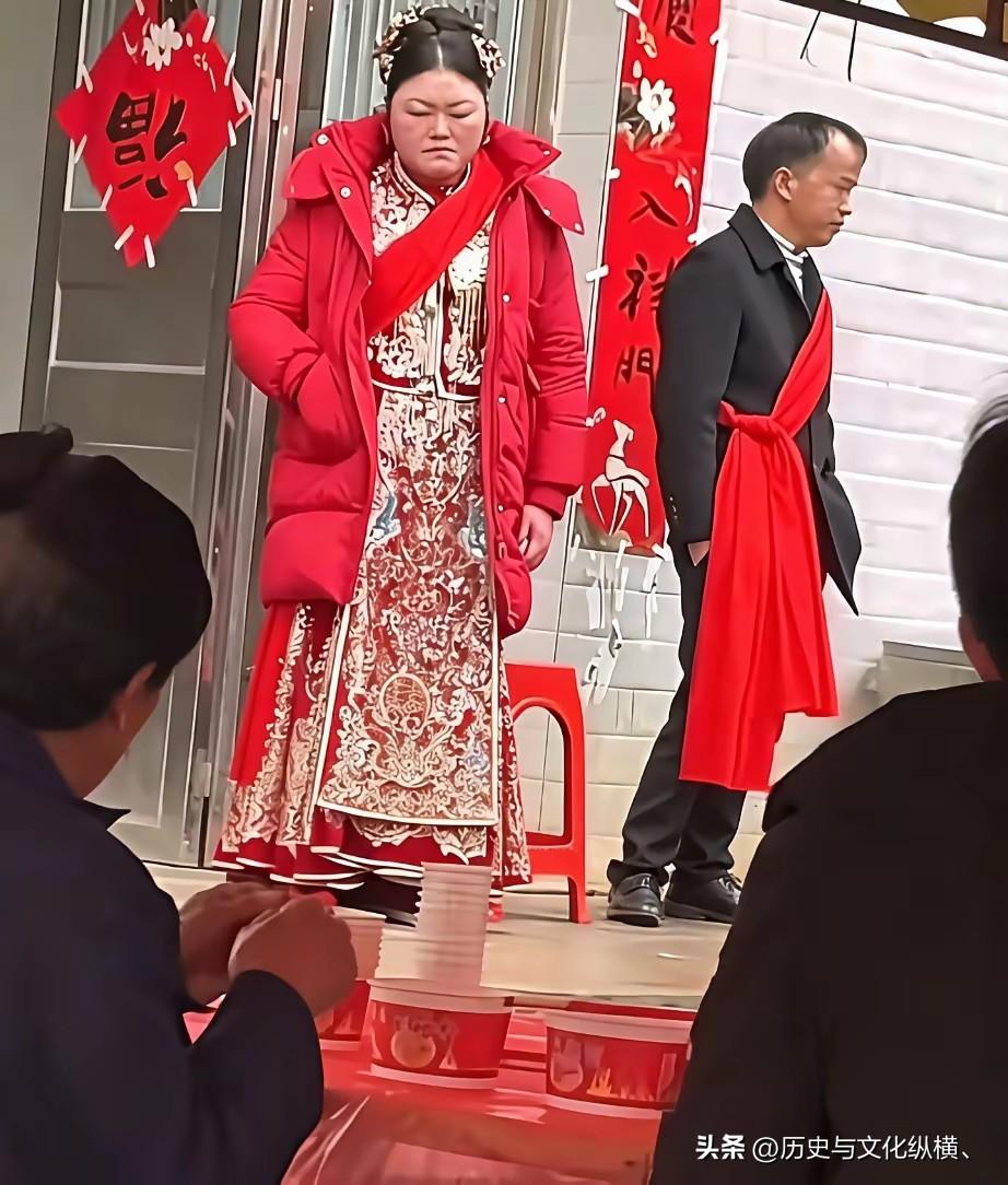 新娘向左，新郎向右。