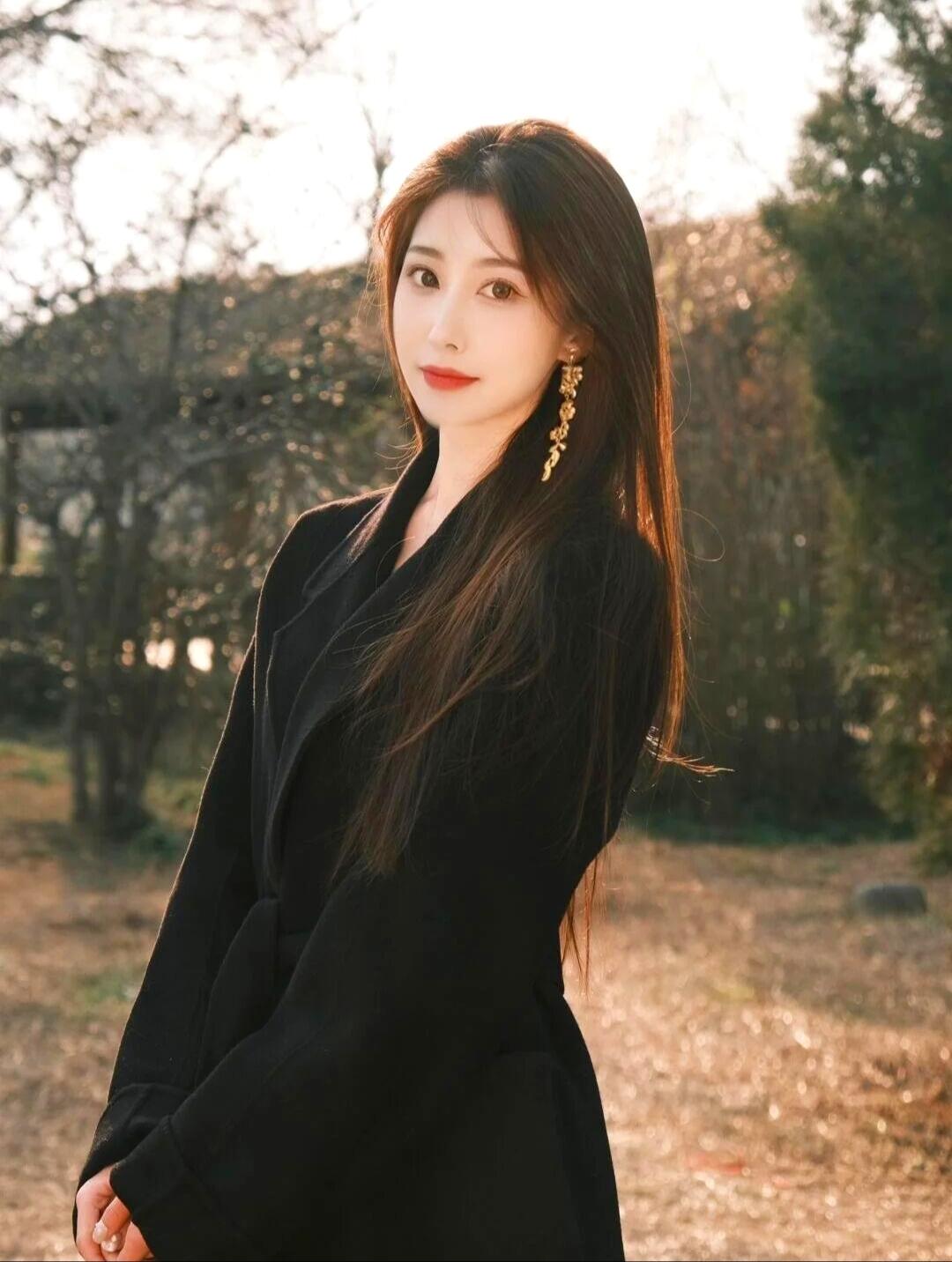 黑衣美人立树旁，秋意渐浓心自凉。晒图笔记大赛 最美的女人什么样