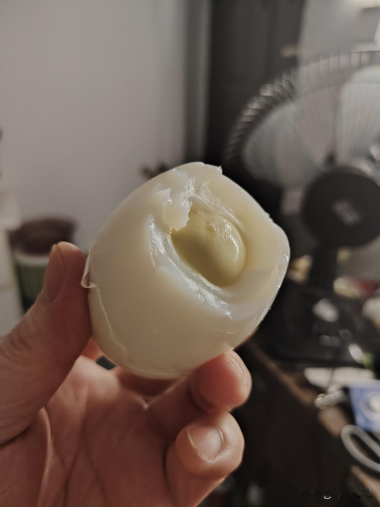 我已经好多年没有吃过鹅蛋了。表弟承包了一块地，养了几只鹅，今天送来几枚鹅蛋煮熟了