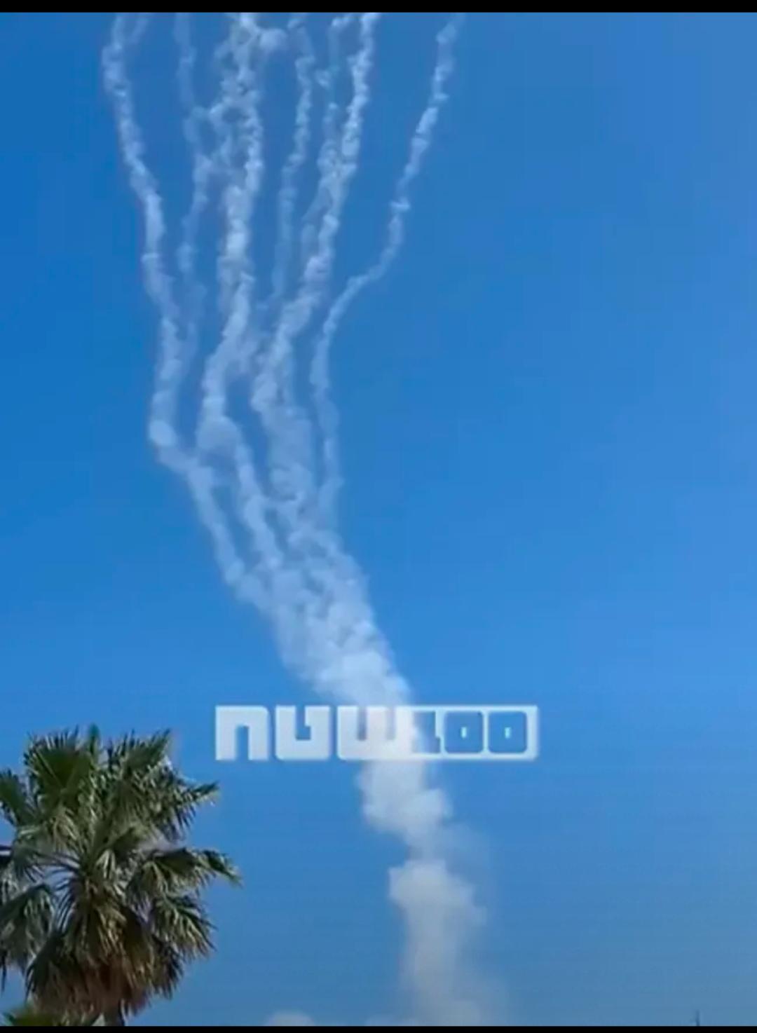 黎巴嫩真主党向以色列齐射火箭弹，大部分被以色列“铁穹”防空导弹系统拦截，少数突防