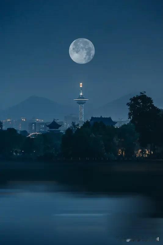 看到“天上明月千里共”这个上联，我脑海里瞬间浮现出很多下联的灵感。它有一种宁静又