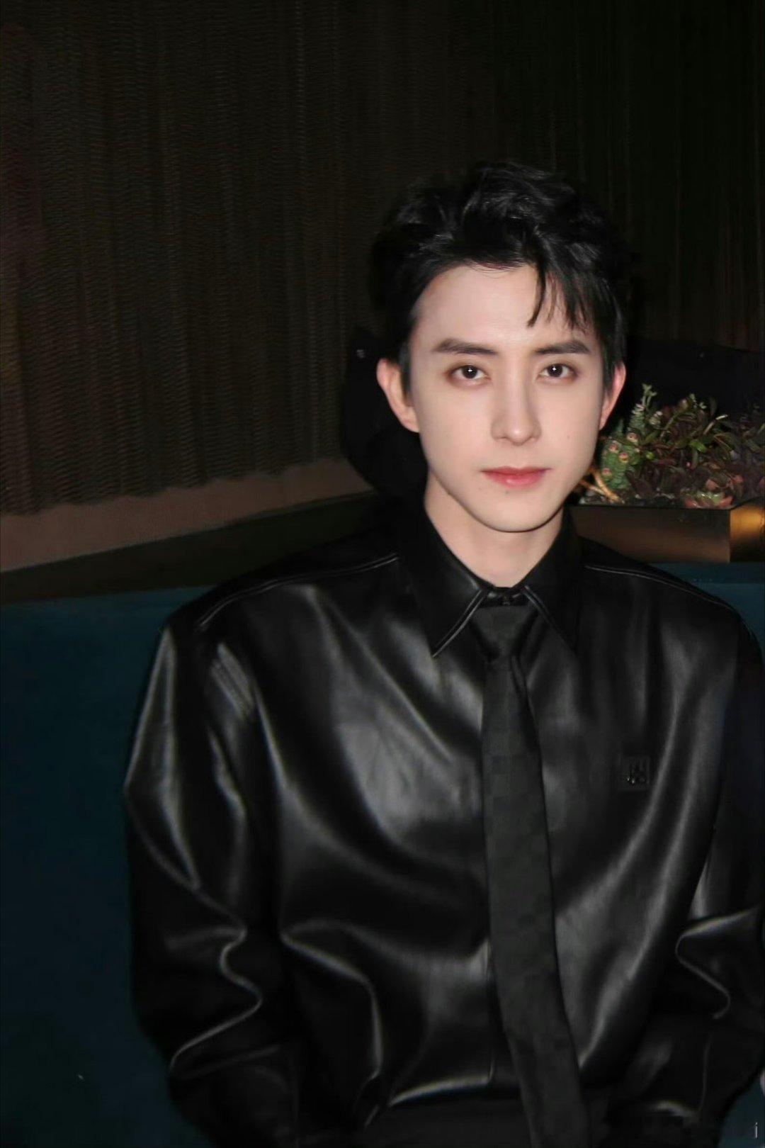 敖瑞鹏高级感十足 怼脸生图最能考验一个人的骨相。敖瑞鹏的面部轮廓清晰，五官立体度