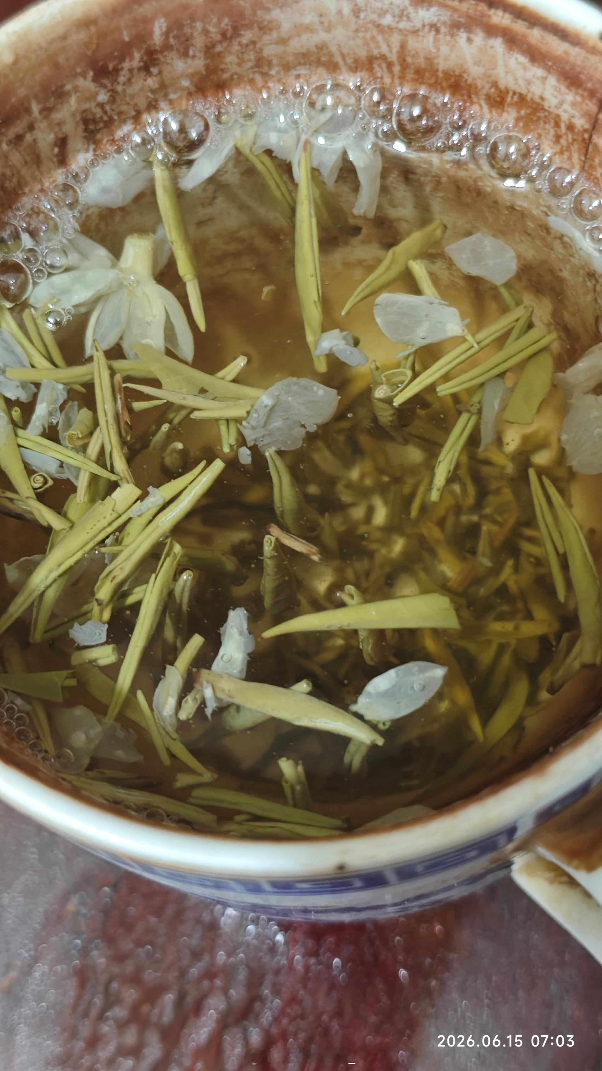 雅安 天刚蒙蒙亮，就为自己冲上这杯早花茶。看着嫩绿的芽尖在水中慢慢苏醒，茉莉花瓣