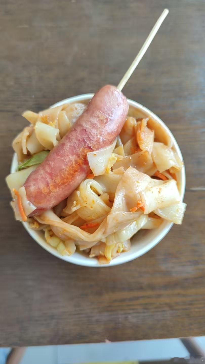 外出旅游，吃就简单对付一口吧 