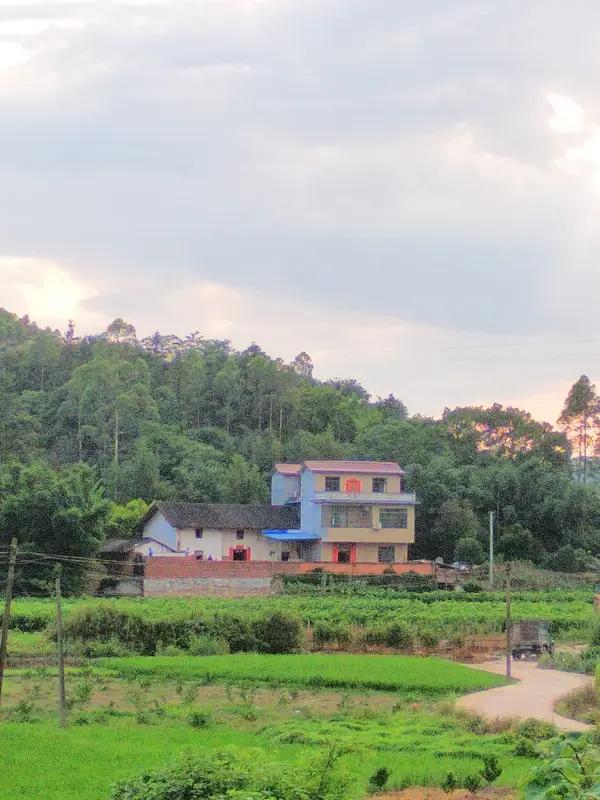 你认为乡村生活有什么魅力?乡村生活的魅力不胜枚举。许多人仅看到乡村有清新的空气，